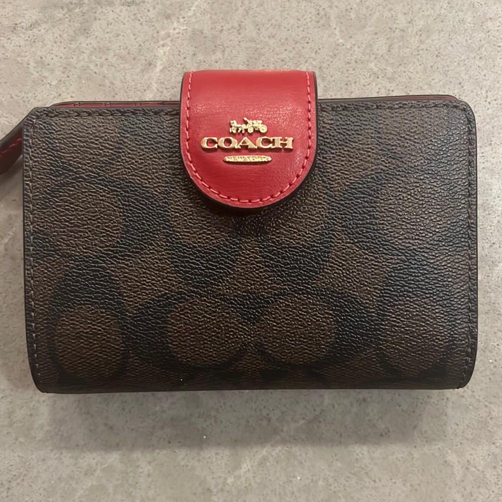 Coach Medium Corner Zip Wallet